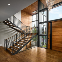 Escalier à double poutre sur mesure avec marches en bois massif et balustrade verticale