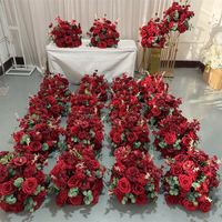 Vente directe d'usine, boule de fleurs artificielle en soie moderne de haute qualité, rose rouge de 65 cm, verdure, pour la décoration des centres de table de mariage