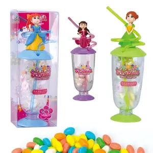 Güzel kızlar şeker oyuncak karikatür prenses plastik kamışlı bardak oyuncak şeker oyuncaklar ve şekerler içinde