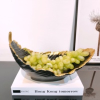 Bol à fruits en céramique noir avec des traces dorées, style nordique simple et moderne, décoration intérieure pour les fêtes et les mariages