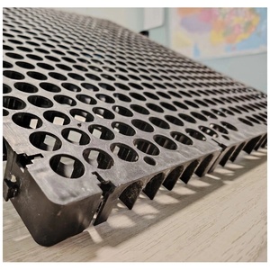 Gazon artificiel et <span class=keywords><strong>pelouse</strong></span> synthétique Taux de perméabilité 95% Panneaux de cellules de drainage en nid d'abeille en plastique, résistants aux UV et à la corrosion - Product Image 2