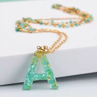 Collier à double couche avec initiale personnalisée, perles turquoise, chaîne dorée, pendentif en résine alphabet, bijoux empilables, cadeau pour couple ou meilleure amie