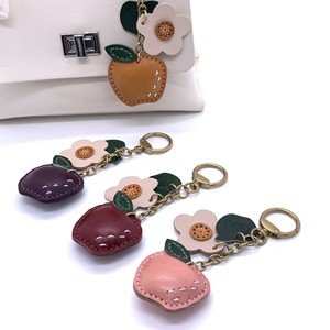 Porte-clés et accessoire de sac de voiture créatif en cuir véritable de vachette pleine fleur, en forme de pomme plate, écologique, en acier inoxydable, motif dessin animé - Product Image 2