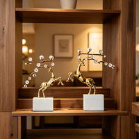 Sculpture de cerf en or de luxe avec base en marbre, artisanat métallique personnalisé, ornement de bureau, décoration intérieure, décoration de maison, vente en gros