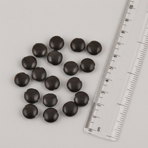 Cuentas espaciadoras redondas de perlas de vidrio negras de 2 mm para la fabricación de joyas (paquete de 12) - Product Image 3
