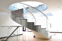 Escalier droit de luxe PRIMA avec poutre en acier au carbone pour un design d'intérieur moderne
