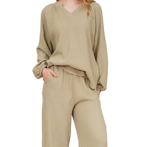 סט טקסטורה מבד כותנה לנשים בסיטונאות, סט טרנינג עם מחשוף וי מקומט, שרוולים ארוכים ומכנסיים רחבים, עם אפשרות להדפסת לוגו בהתאמה אישית - Product Image 1