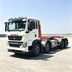Camion benne à benne basculante HOWO 8X4 Diesel Euro 5 avec cabine blanche et système de bras de levage rouge - Product Image 1