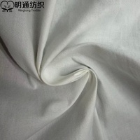 Tissu élastique de moulage professionnel assurant des lignes verticales parfaites dans les pantalons de costume lors d'activités fréquentes.