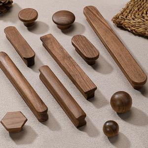 Boutons et poignées de meuble en bois de noyer sur mesure, poignées de commode en noyer noir massif, poignées de tiroir minimalistes japonaises pour armoire - Product Image 1
