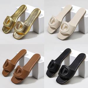 Женщина носит модные сандалии на плоской подошве в качестве верхней обуви для женщин - Product Image 2