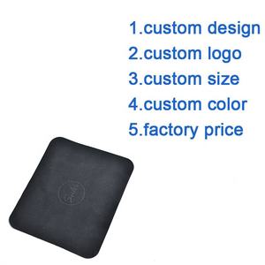 Chiffon de nettoyage en microfibre noir avec logo en relief personnalisé <span class=keywords><strong>pour</strong></span> <span class=keywords><strong>lunettes</strong></span> de soleil bijoux de verres - Product Image 2