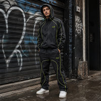 Ensemble de survêtement noir à demi-zip avec passepoil jaune contrastant, logo personnalisé, tenue décontractée streetwear deux pièces, fabrication sur mesure OEM