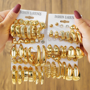 Conjunto de Aretes de Moda, Aros en Forma de C Dorados, Aretes Geométricos para Fiesta, Joyería de Aleación de Zinc CCB, Colección de Aretes - Product Image 1