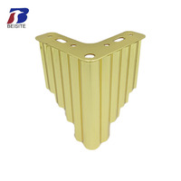 Vente en gros d'accessoires de quincaillerie triangulaires dorés de style luxueux par les fabricants de pieds de meubles, pieds en métal, pieds de canapé