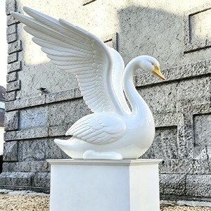 Escultura de Cisne Elegante con Detalles de Plumas en Resina de Fibra de Vidrio para Parques de Atracciones, Parques Acuáticos y Jardines Botánicos - Product Image 3