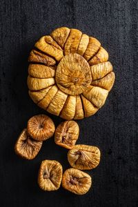 Figues entières séchées avec tige, coque brun clair striée, partiellement ouvertes, aliments naturels biologiques pour la cuisine et l'utilisation en phytothérapie - Product Image 3