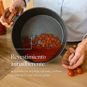Casserole en grès noir antiadhésive avec couvercle en verre et silicone et poignées en bois doux au toucher - Product Image 5