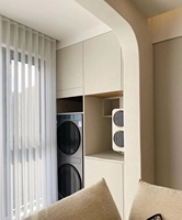 Armoire de buanderie sur mesure pour balcon avec lave-linge et sèche-linge intégrés, étagères dissimulées et tiroirs à fermeture douce