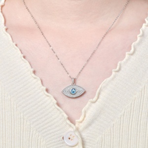 Collier pendentif Hip Hop œil porte-bonheur entièrement serti de zircone cubique bleue, en cuivre pur plaqué or 14 carats, vente en gros pour femmes - Product Image 5