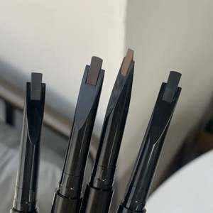 Crayon à sourcils microblading 2-en-1 imperméable de haute qualité, brun moyen, végétalien, double embout, marque privée, à base de minéraux - Product Image 1