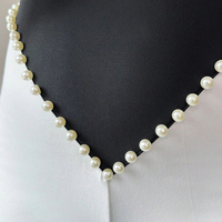 Combinaison élégante pour femme à col montant bicolore avec taille en V ornée de perles