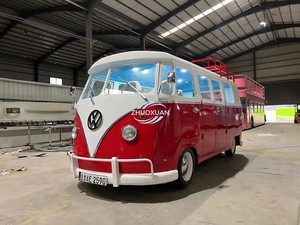 Carrito de Café con Diseño de Casco Gigante, con Radio Retro y Máquina Expendedora de TV - Product Image 3