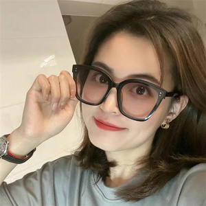 Nuevas gafas de sol de moda para mujer, montura negra, lentes de resina, protección UV400, parasoles de clase 2 para viajes y uso diario - Product Image 1