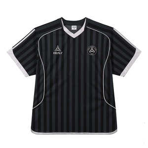 ออกแบบโลโก้ส่วนตัว เสื้อฟุตบอลเรโทร โพลีเอสเตอร์ 100% สีขาวดำ ทนทาน สวมใส่สบาย คอวี ลายทางฟุตบอล - Product Image 1