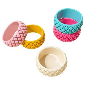 Bracelet jonc sculpté en résine fait main de qualité supérieure, nouveau design élégant, bijou de mode avec motif et style 'Love' pour femme - Product Image 1