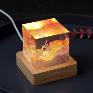 Lámpara de Noche de Resina Hecha a Mano con Diseño de Montaña Dorada y Alce, Lámpara de Escritorio LED USB de Madera Natural para Decoración del Hogar - Product Image 2