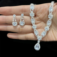Accessoires de gros: Ensemble de colliers et boucles d'oreilles en zircon avec strass brillants pour les mariées