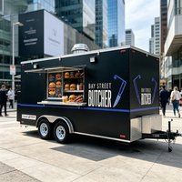 Remorque de restauration mobile avec fumoir à viande commercial au gaz et comptoir pour la vente de poulet fumé et de côtes de porc dans les rues des bureaux de la ville de Londres