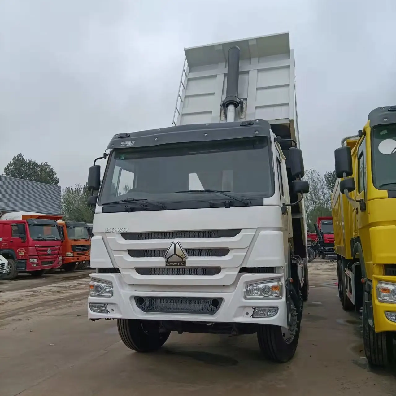 SINO CAMION 12 Roues 30 Mètres Cubes HOWO 40 tonnes 8x4 Utilisé Dump Benne Camion Utilisé Howo Benne Camion À Benne Basculante pour L'afrique