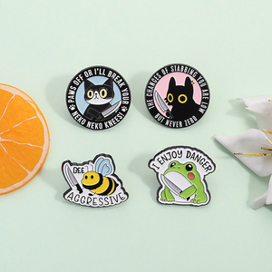 I Enjoy Danger esmalte Pin Animal de dibujos animados sosteniendo daga broche mochila solapa insignia joyería regalo para amigos - Product Image 2