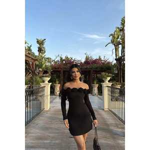 Robe de soirée noire mini avec élégante décoration en rose - Product Image 2