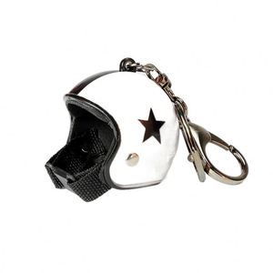 Porte-clés mousqueton en PVC en forme d'étoile à cinq branches, style casque de moto, design moderne, pour décoration de voiture et sac - Product Image 4