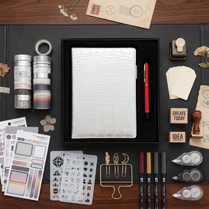 Hongbo Geschenkbox-<span class=keywords><strong>Set</strong></span> mit A5 Notizbuch aus Kroko-Leder mit Hardcover und linierten Seiten & Stift als Weihnachts-/Schul-/Uni-Geschenk in individuellen Farben. - Product Image 2