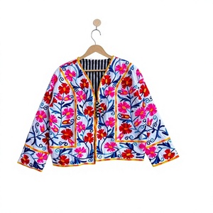 เสื้อแจ็คเก็ตผ้าฝ้ายปักลายดอกไม้ คอวี แขนสามส่วน มีกระเป๋าหน้า สำหรับผู้หญิง สไตล์ Prairie Chic เหมาะสำหรับฤดูหนาว ฤดูร้อน และฤดูใบไม้ผลิ - Product Image 1