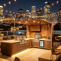 Ensemble de meubles de cuisine BBQ extérieurs sur mesure avec barbecue intégré, éclairage LED chaud et rangement résistant aux intempéries pour patio de luxe