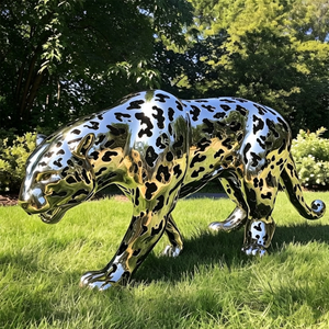 Statua di Tigre Seduta in Acciaio Inossidabile Lucidato Argento, Design Geometrico Moderno a Grandezza Naturale per Giardino, Parco, Prato - Product Image 3