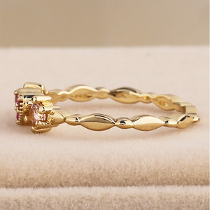 Anello con Cuore in Cristallo Rosso e Corona Dorata per Donne, Accessorio di Moda per Uso Quotidiano - Product Image 3
