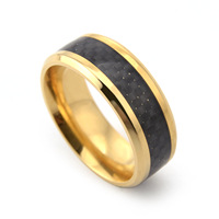 Bague en acier inoxydable de 8mm Bague en fibre de carbone noire Bague de mode pour hommes