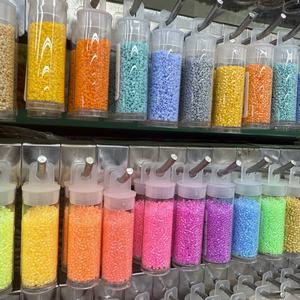 10 grammes de <span class=keywords><strong>perles</strong></span> de verre <span class=keywords><strong>Miyuki</strong></span> Delica japonaises originales, couleurs assorties, taille <span class=keywords><strong>11</strong></span>/<span class=keywords><strong>0</strong></span>, pour la fabrication artisanale de bracelets, colliers et boucles d'oreilles - Product Image 1