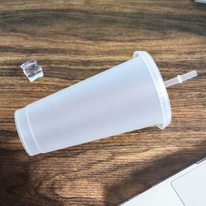Vaso reutilizable de plástico frío esmerilado en blanco transparente de 24oz 701ml sin BPA con tapa y pajita - Product Image 3