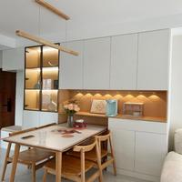 Buffet intégré style crème avec banquette, tons de couleurs doux, design élégant, idéal pour un luxe léger