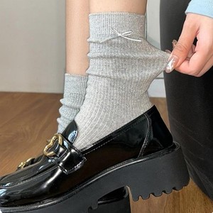 S948218WX Calzini Versatili dallo Stile Femminile, Design Colorato e Alla Moda, Calzini Luccicanti a Metà Polpaccio con Fiocco in Pizzo e Decorazione a Costine - Product Image 2