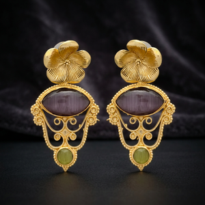 Boucles d'oreilles pendantes en laiton plaqué or, motif floral filigrané, avec pierres précieuses Monalisa violettes et vertes, pour femme, vente en gros, sertissage griffe vintage - Product Image 3
