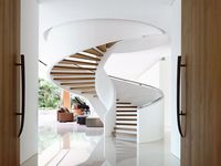 Marche en spirale en marbre sculpté de haute qualité, escalier circulaire en verre trempé, 1 pièce