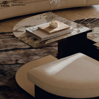 Ensemble de canapés incurvés de style italien, design de meubles exquis pour salon. Canapé modulaire en tissu pour villa.
